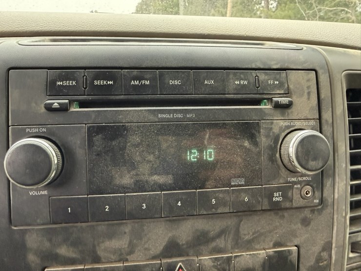 #1837-•-2011-ram-5500-4x4-flatbed-truck-image-37