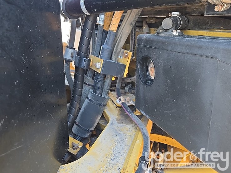 2016-caterpillar-120m2-image-104