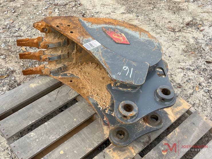 solesbee's-16"-excavator-tooth-bucket-image-2