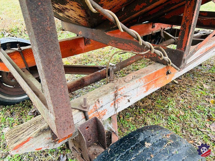 gravity-flow-grain-wagon-on-perfection-running-gear-image-22