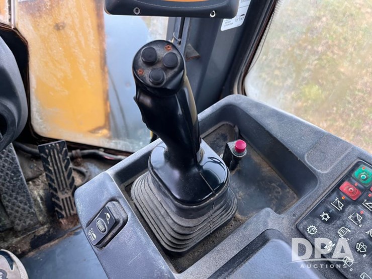2017-deere-624k-image-49