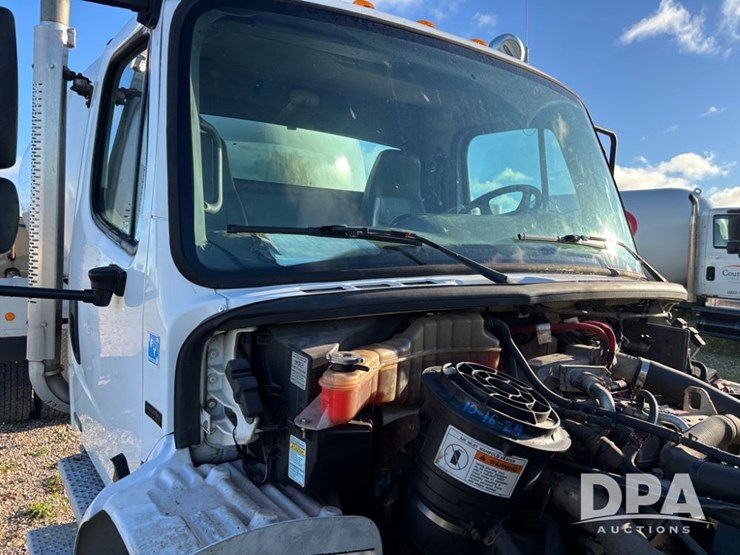 2005-freightliner-business-class-lp-bobtail-truck-(dr12590-unit-6501)-image-30