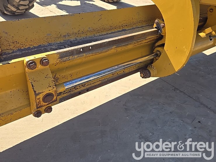 2016-caterpillar-120m2-image-72