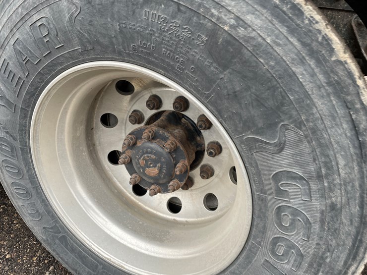 #1061-•-2004-mack-cx613-tandem-axle-day-cab-semi-tractor-(has-wi-title)-image-17