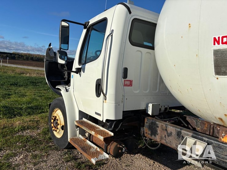 2005-freightliner-business-class-lp-bobtail-truck-(dr12590-unit-6501)-image-37