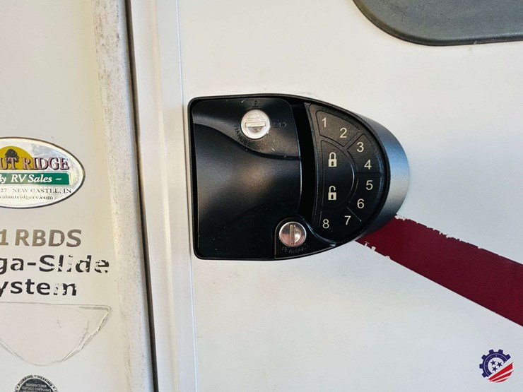 2011-keystone-hornet-platinum-31rbds-t/a-camper-trailer-image-26