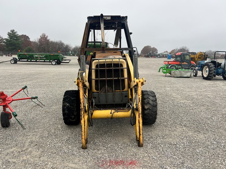 new-holland-u80b-image-2