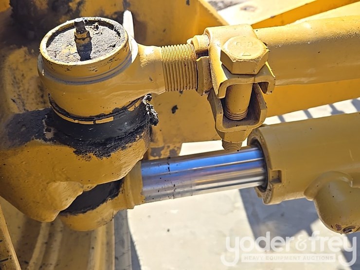 2016-caterpillar-120m2-image-56