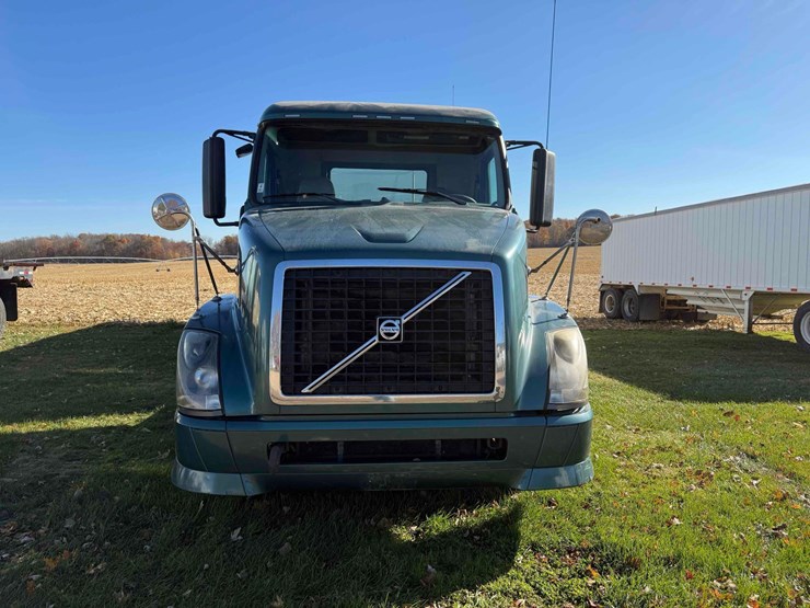 volvo-d13-semi-image-2