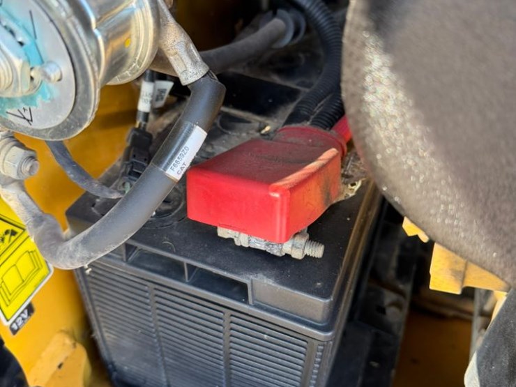 2022-caterpillar-279d3-image-38