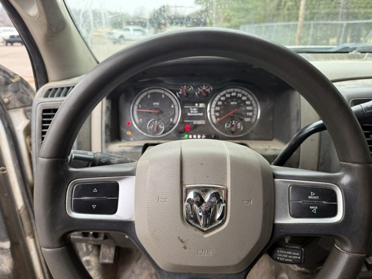 #1837-•-2011-ram-5500-4x4-flatbed-truck-image-40