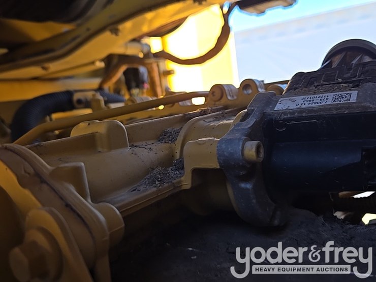 2016-caterpillar-120m2-image-200