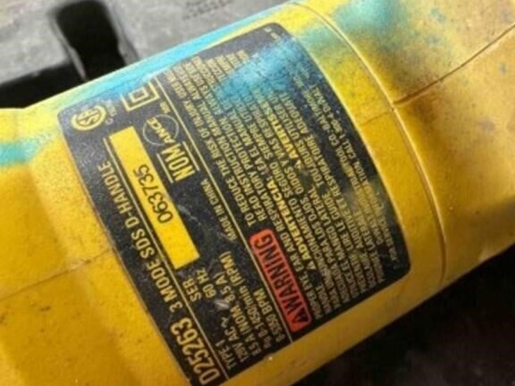 dewalt-hammer-drill--powers-on-image-3