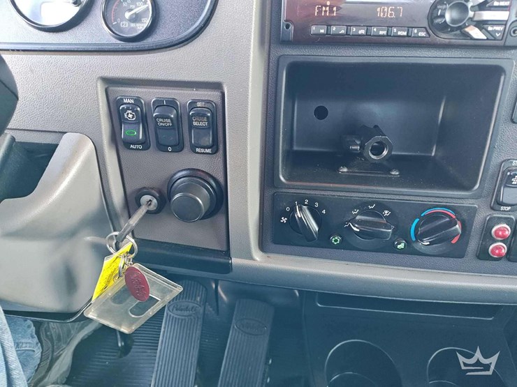 2016-peterbilt-337-image-15