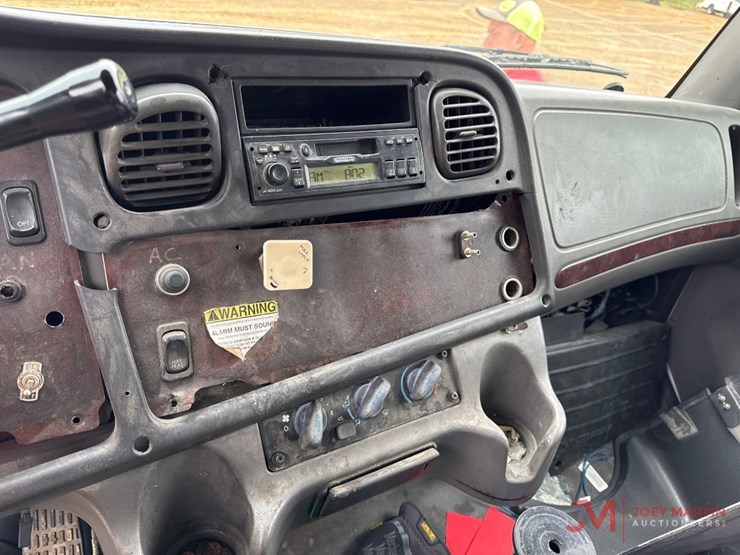 2005-freightliner-business-class-m2-box-truck-image-17