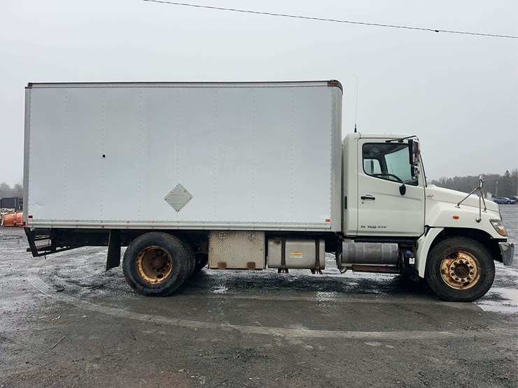 2012-hino-268-image-4