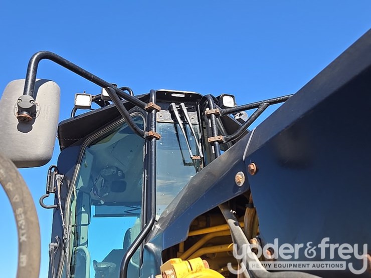 2016-caterpillar-120m2-image-211