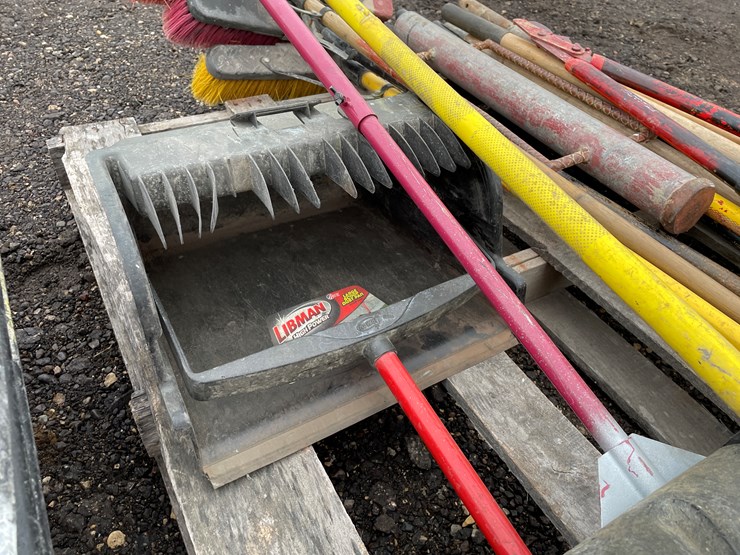 #7961-•-pallet-of-misc.-handed-yard-tools-image-6