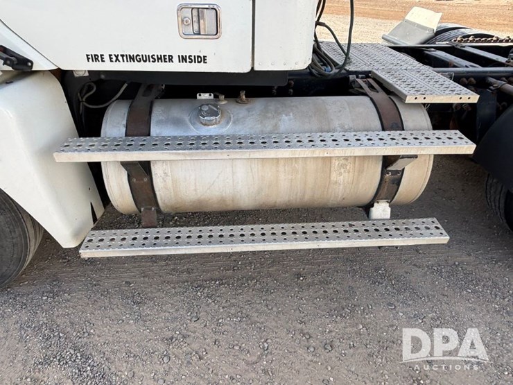 2006-freightliner-day-cab-truck-(gp12099,-unit-802)-image-22