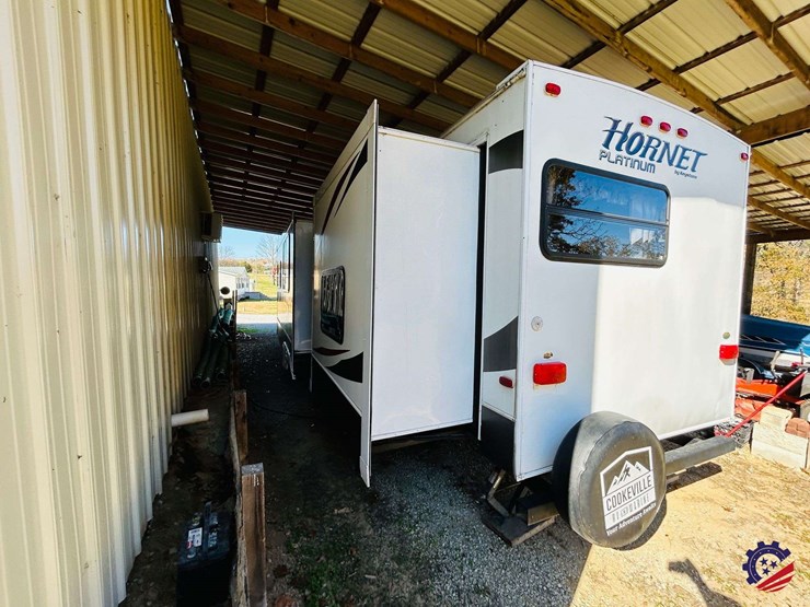 2011-keystone-hornet-platinum-31rbds-t/a-camper-trailer-image-6