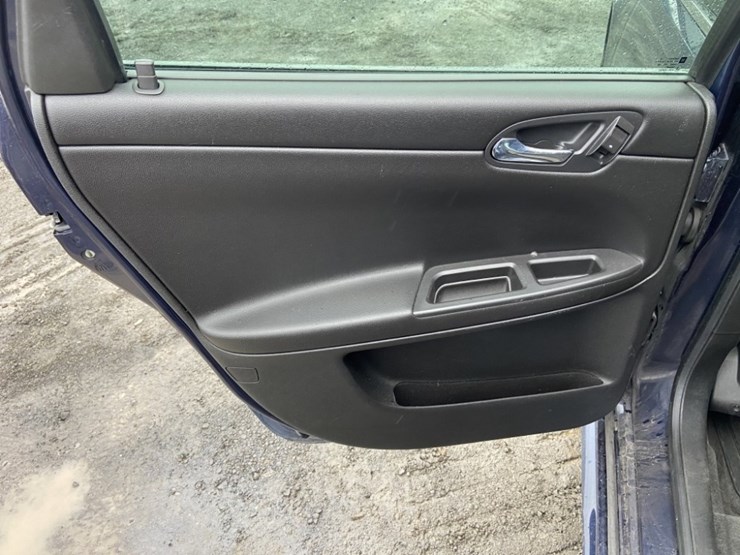 2010-chevrolet-impala-sedan-image-25