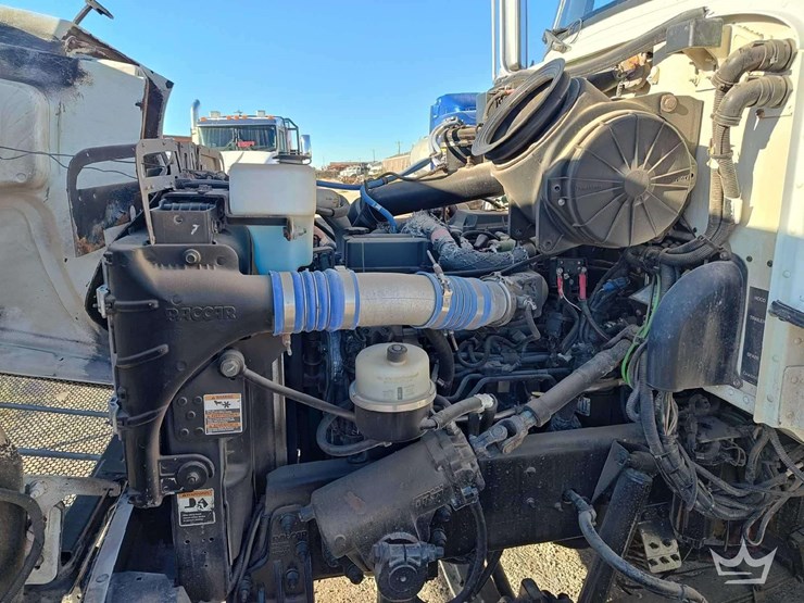 2015-peterbilt-348-image-35