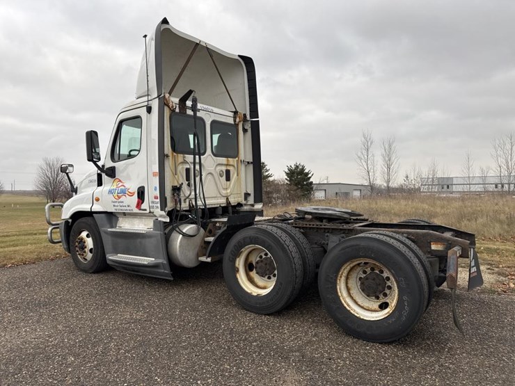 #1481-•-2015-freightliner-cascadia-day-cab-truck-tractor-image-3