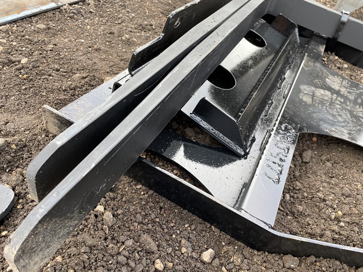 #1217-•-mini-skidsteer-pallet-forks-image-4