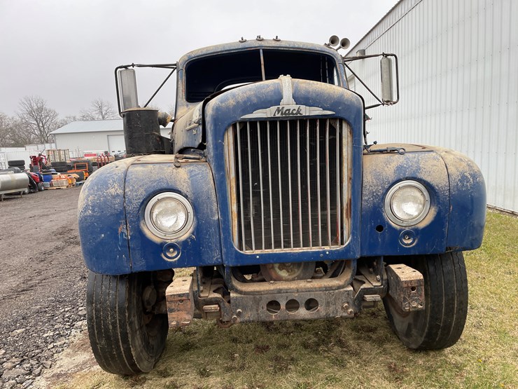 #1250-•-1963-mack-b53s-cab-and-chassis-(has-wi-title)-image-2