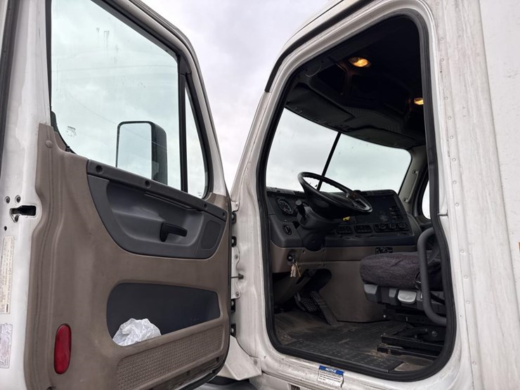 #1481-•-2015-freightliner-cascadia-day-cab-truck-tractor-image-29