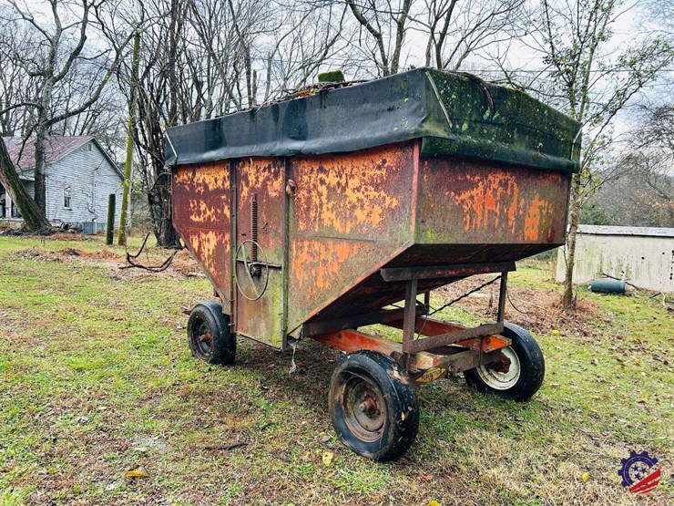 gravity-flow-grain-wagon-on-perfection-running-gear-image-3