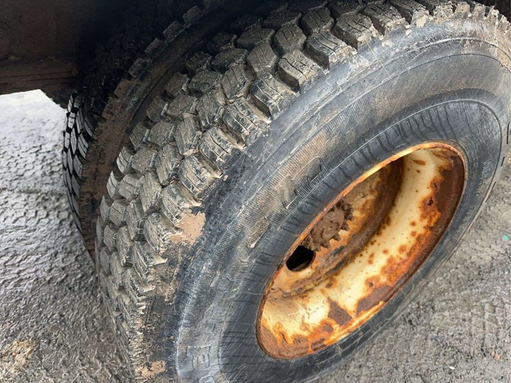 2012-hino-268-image-11