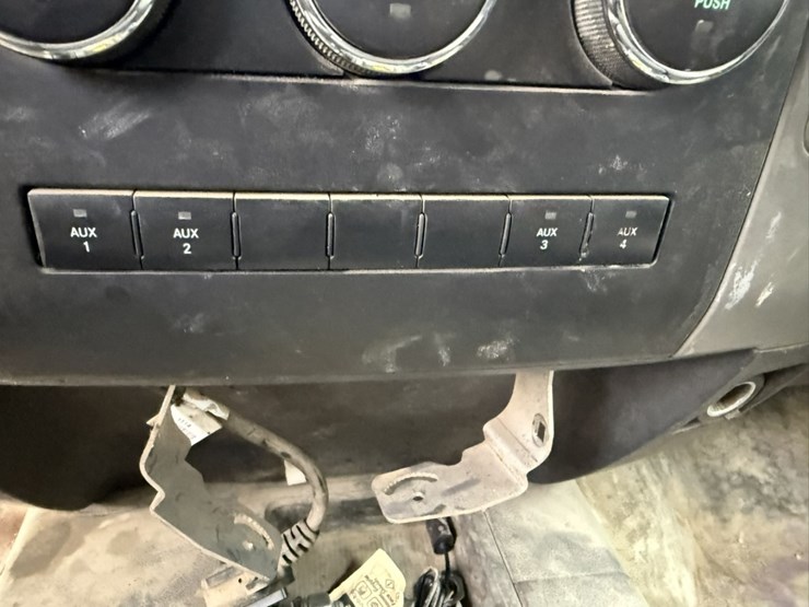 #1837-•-2011-ram-5500-4x4-flatbed-truck-image-39