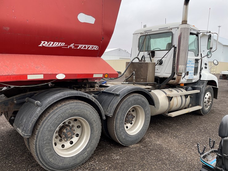 #1061-•-2004-mack-cx613-tandem-axle-day-cab-semi-tractor-(has-wi-title)-image-5