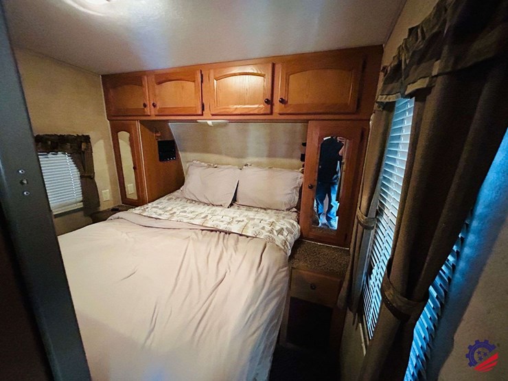 2011-keystone-hornet-platinum-31rbds-t/a-camper-trailer-image-83