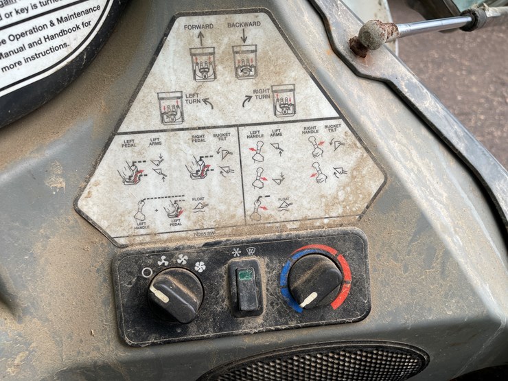 2015-bobcat-s590-image-22