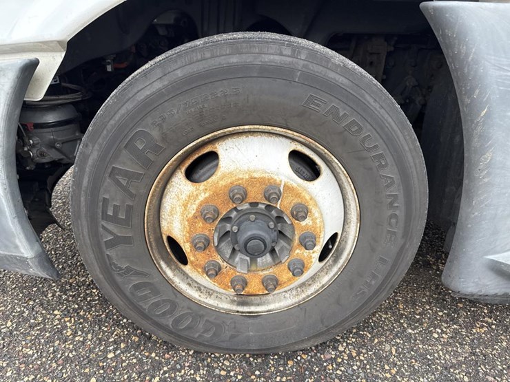 #1481-•-2015-freightliner-cascadia-day-cab-truck-tractor-image-50