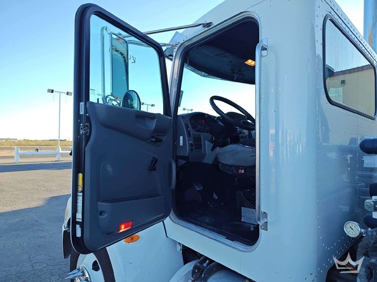 2016-peterbilt-337-image-32