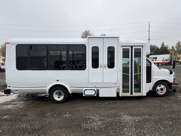 2014-chevrolet-express-paratransit-bus-image-3