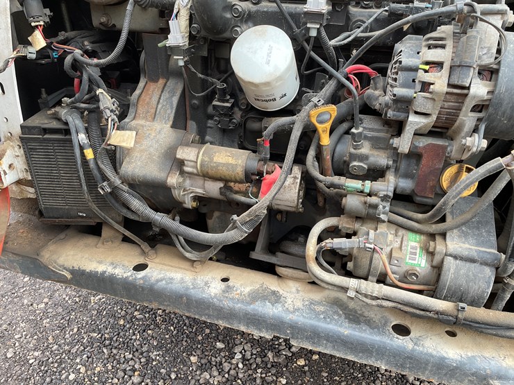 2015-bobcat-s590-image-17