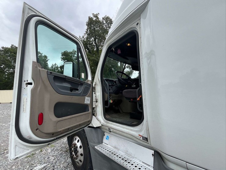 2018-freightliner-cascadia-evolution-t/a-truck-tractor-image-75