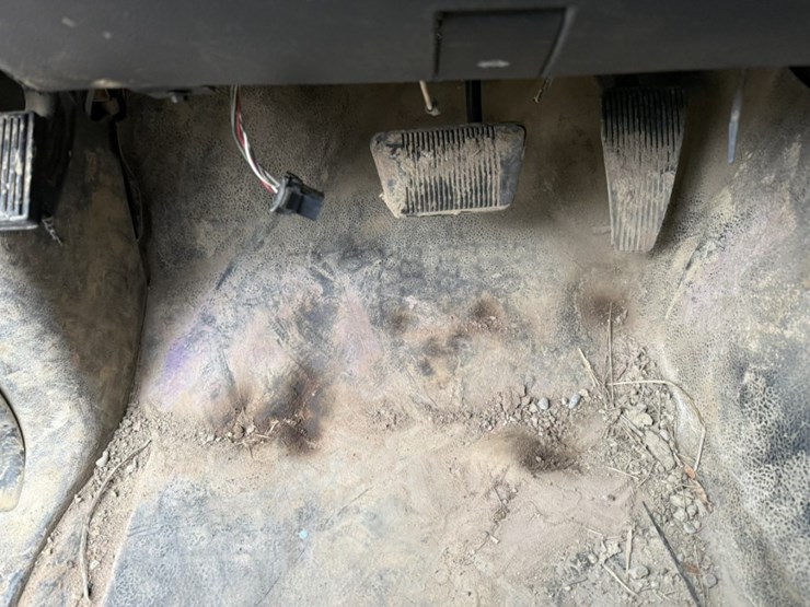 #1837-•-2011-ram-5500-4x4-flatbed-truck-image-42