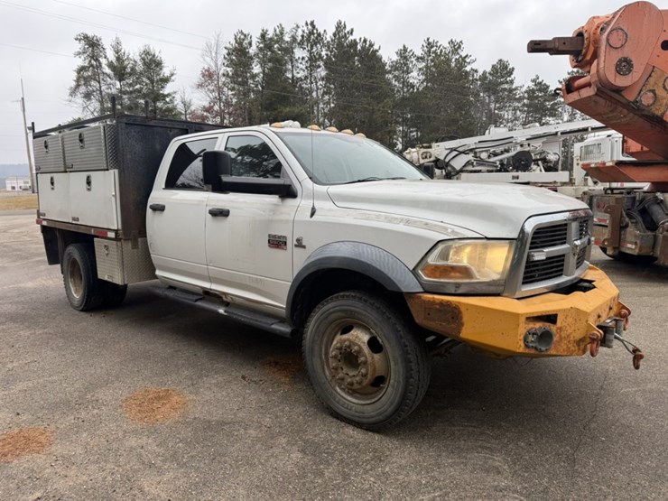 #1837-•-2011-ram-5500-4x4-flatbed-truck-image-8