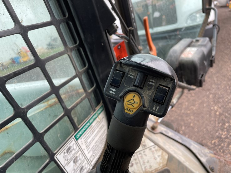 2015-bobcat-s590-image-25