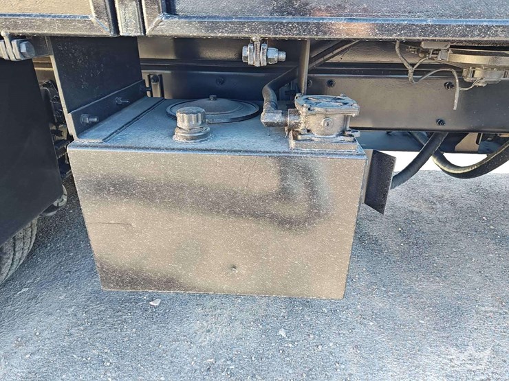 2015-peterbilt-348-image-27