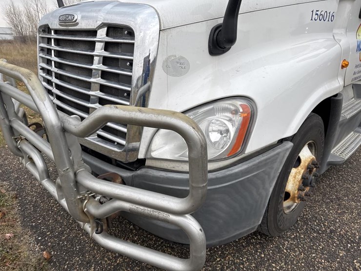 #1481-•-2015-freightliner-cascadia-day-cab-truck-tractor-image-10