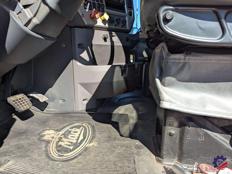 2016-mack-granite-gu713-image-42