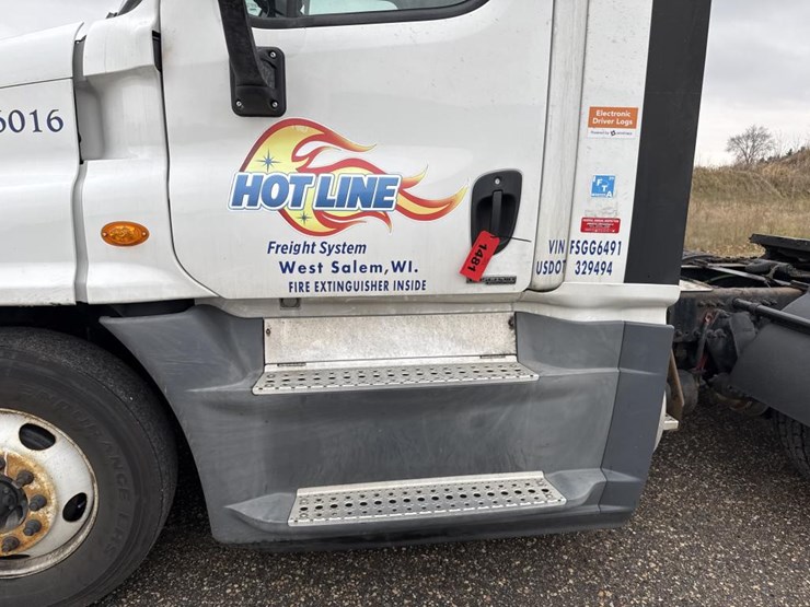 #1481-•-2015-freightliner-cascadia-day-cab-truck-tractor-image-12