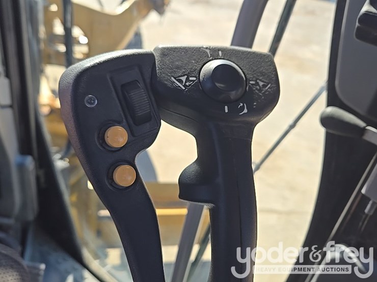 2016-caterpillar-120m2-image-233