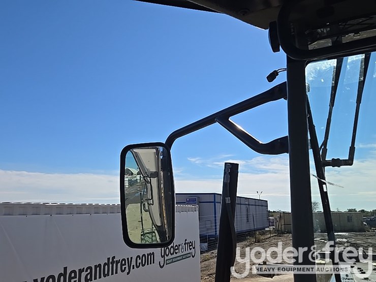 2016-caterpillar-120m2-image-245